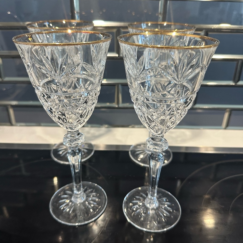 Elegant Crystal set of 4 Wine Glasses with Gold Rim